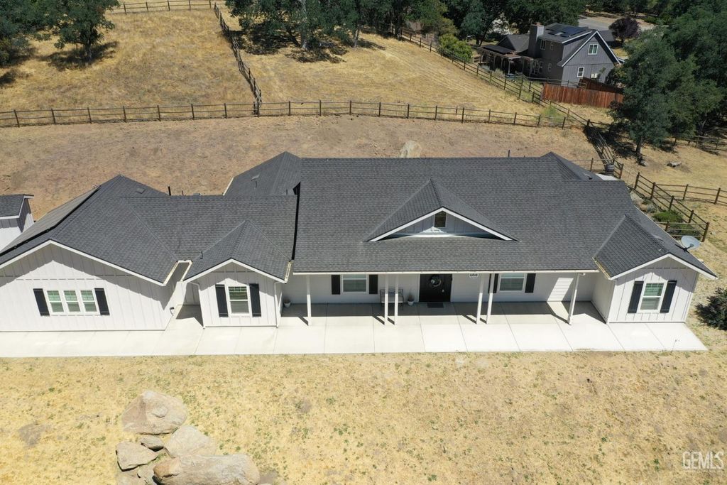 Photo of 25904 Bear Valley Road, Tehachapi, CA 93561 (MLS # 202604783)