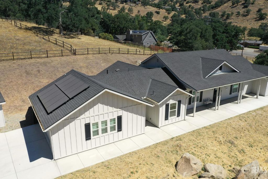 Photo of 25904 Bear Valley Road, Tehachapi, CA 93561 (MLS # 202604783)