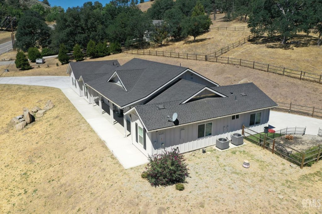 Photo of 25904 Bear Valley Road, Tehachapi, CA 93561 (MLS # 202604783)
