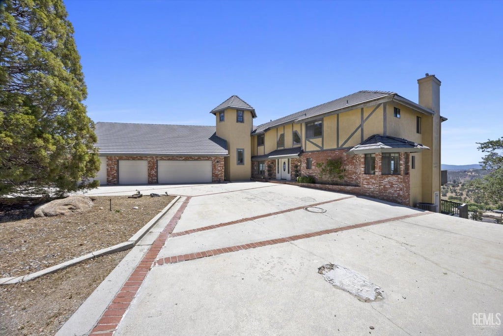 Photo of 24050 Jacaranda Drive, Tehachapi, CA 93561 (MLS # 202605859)