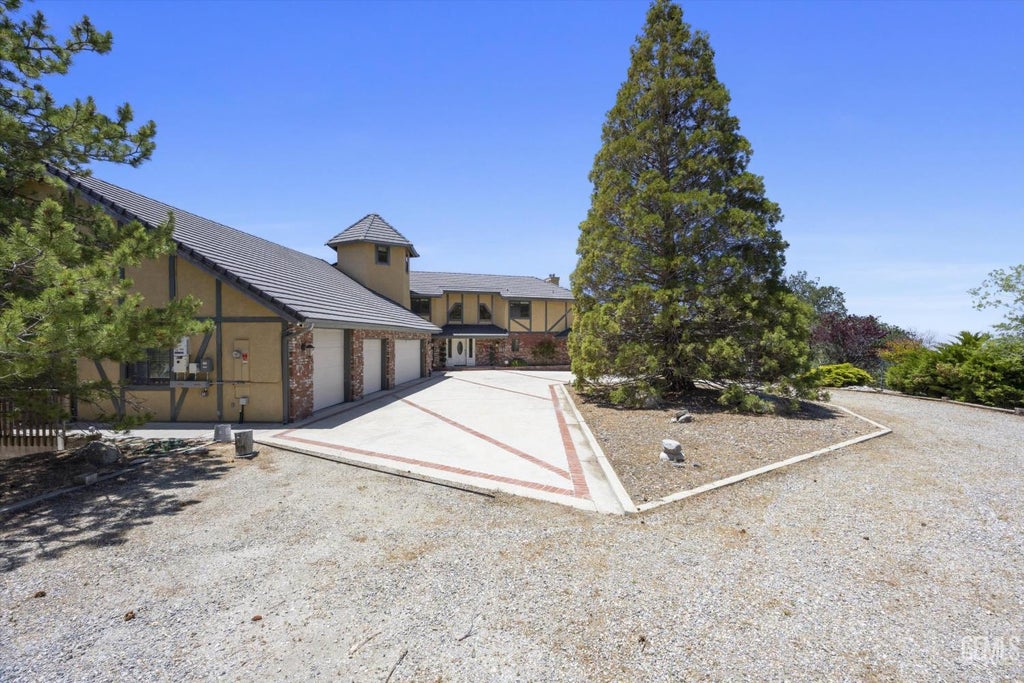 Photo of 24050 Jacaranda Drive, Tehachapi, CA 93561 (MLS # 202605859)