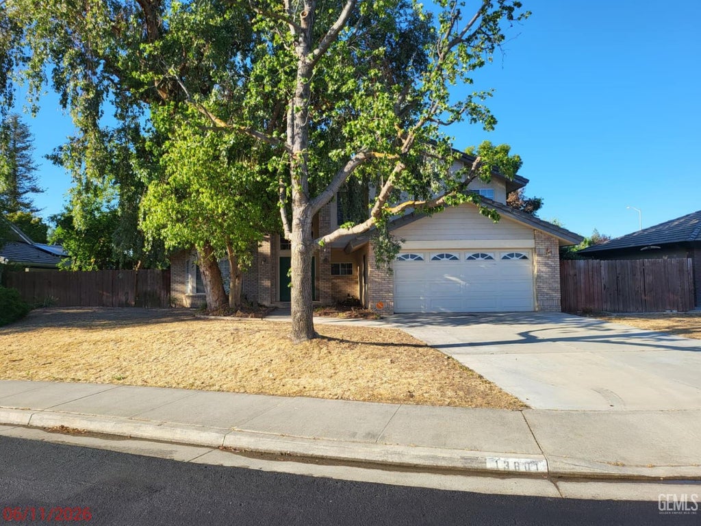 Photo of 13801 Laverton Avenue, Bakersfield, CA 93314 (MLS # 202610121)