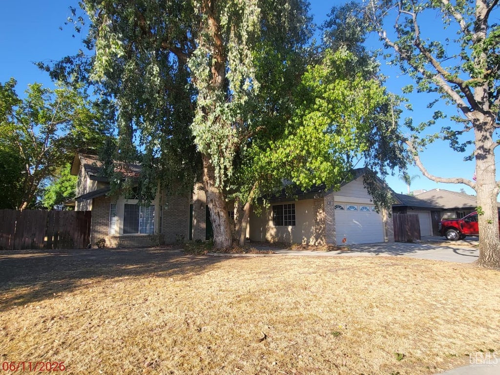 Photo of 13801 Laverton Avenue, Bakersfield, CA 93314 (MLS # 202610121)