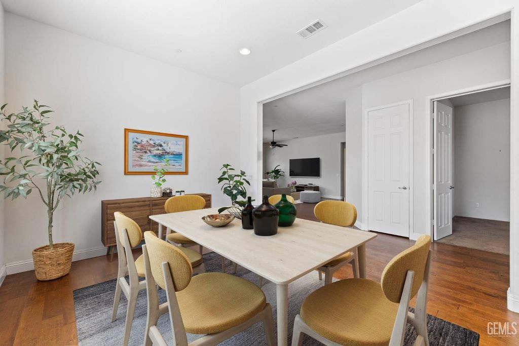 Photo of 9904 Toscana Drive, Bakersfield, CA 93306 (MLS # 202511137)