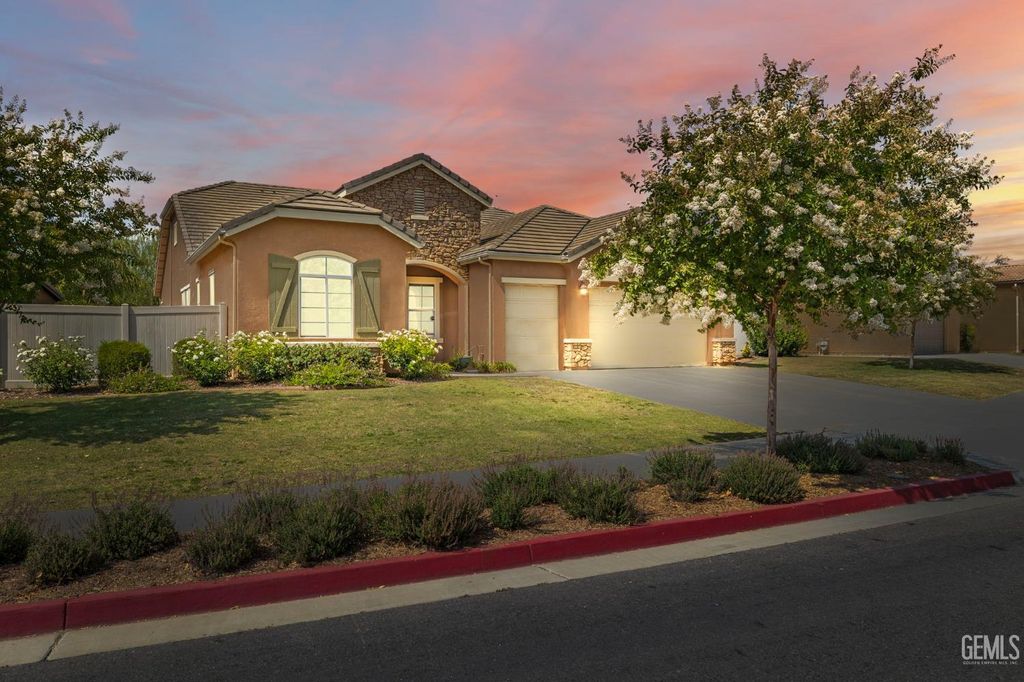 Photo of 9904 Toscana Drive, Bakersfield, CA 93306 (MLS # 202511137)