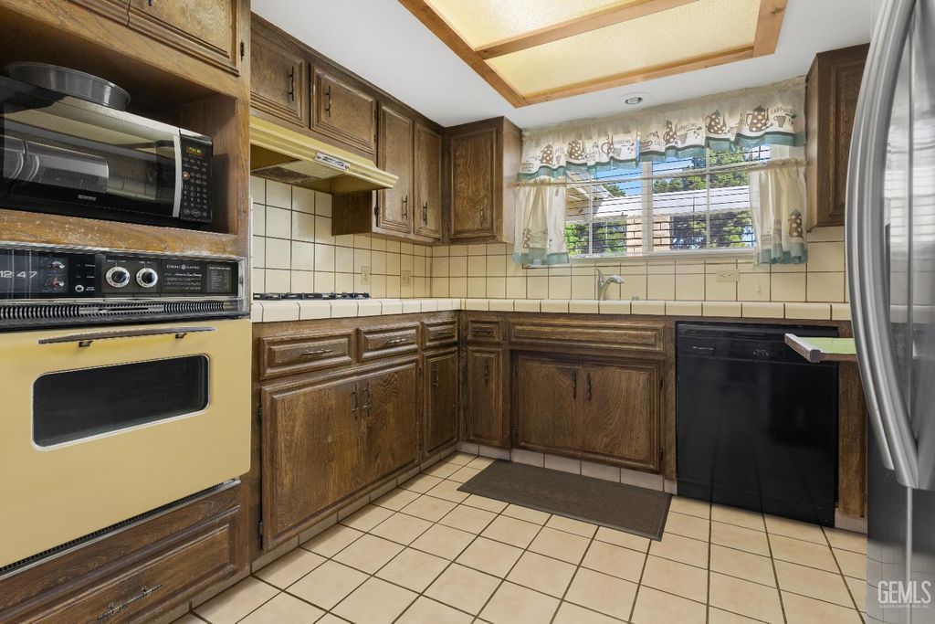 Photo of 4709 Pine Castle Avenue, Bakersfield, CA 93313 (MLS # 202603974)