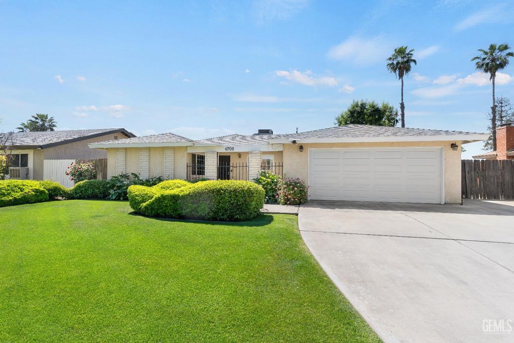Photo of 4709 Pine Castle Avenue, Bakersfield, CA 93313 (MLS # 202603974)