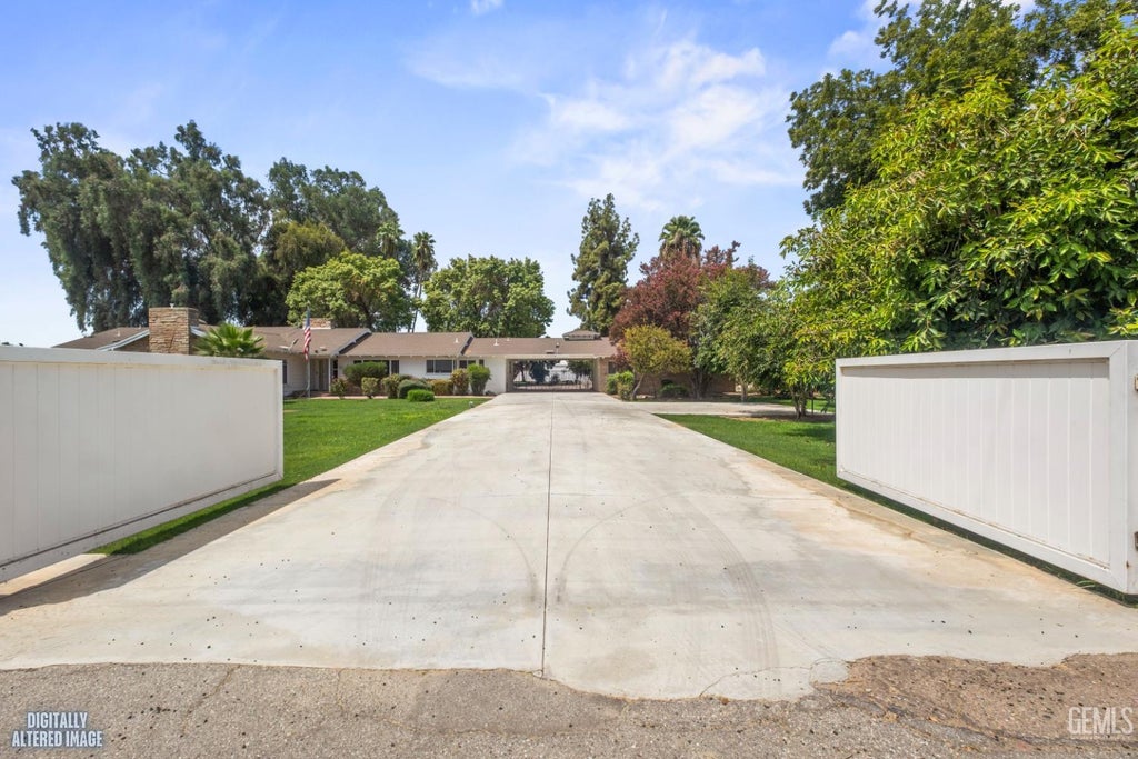Photo of 15821 Central Avenue, Wasco, CA 93280 (MLS # 202608748)