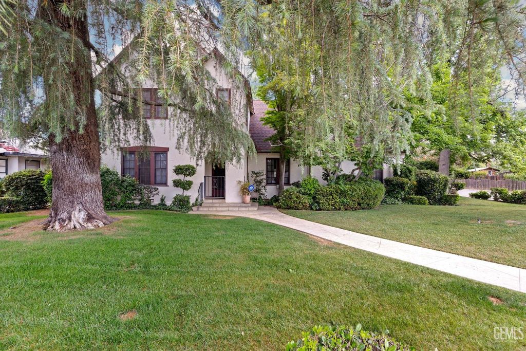 Photo of 240 Pacific Street, Bakersfield, CA 93305 (MLS # 202603997)