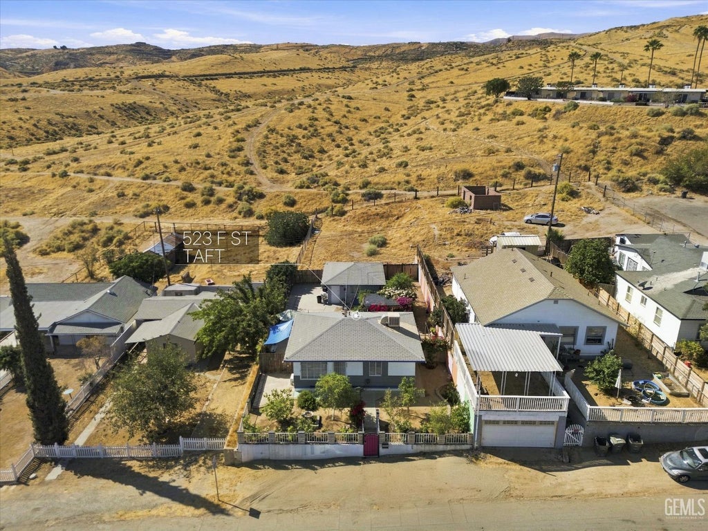 Photo of 523 F Street, Taft, CA 93268 (MLS # 202609654)