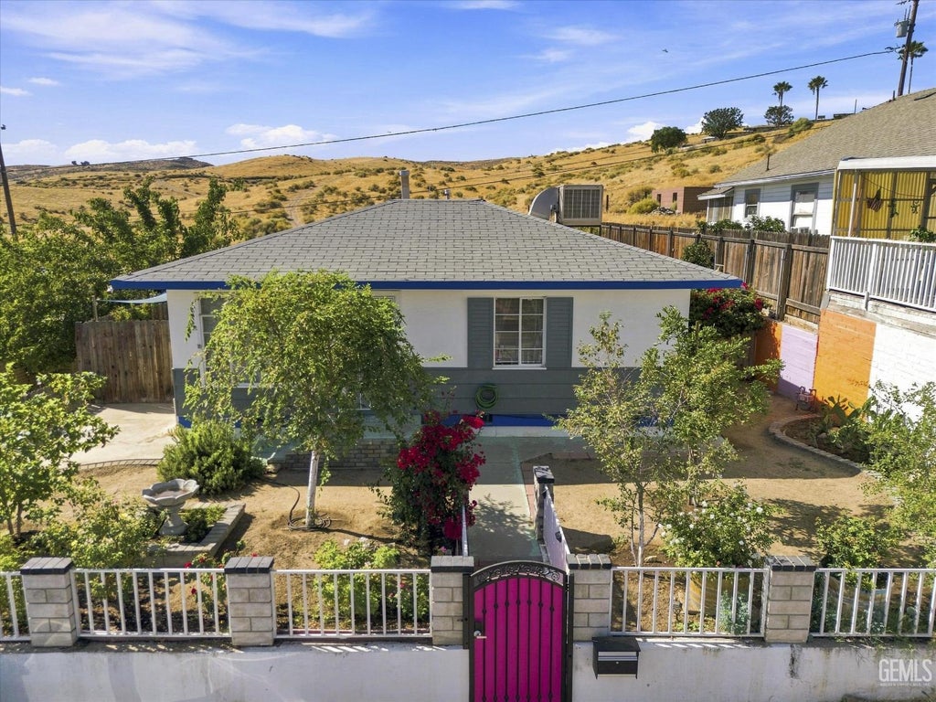 Photo of 523 F Street, Taft, CA 93268 (MLS # 202609654)