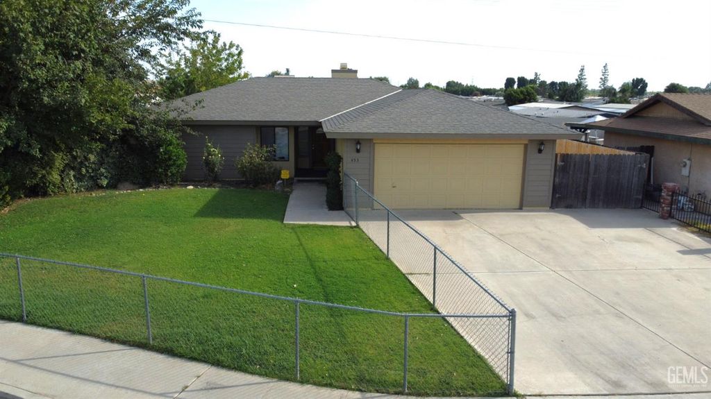 Photo of 453 E Warren Avenue, Bakersfield, CA 93308 (MLS # 202510734)