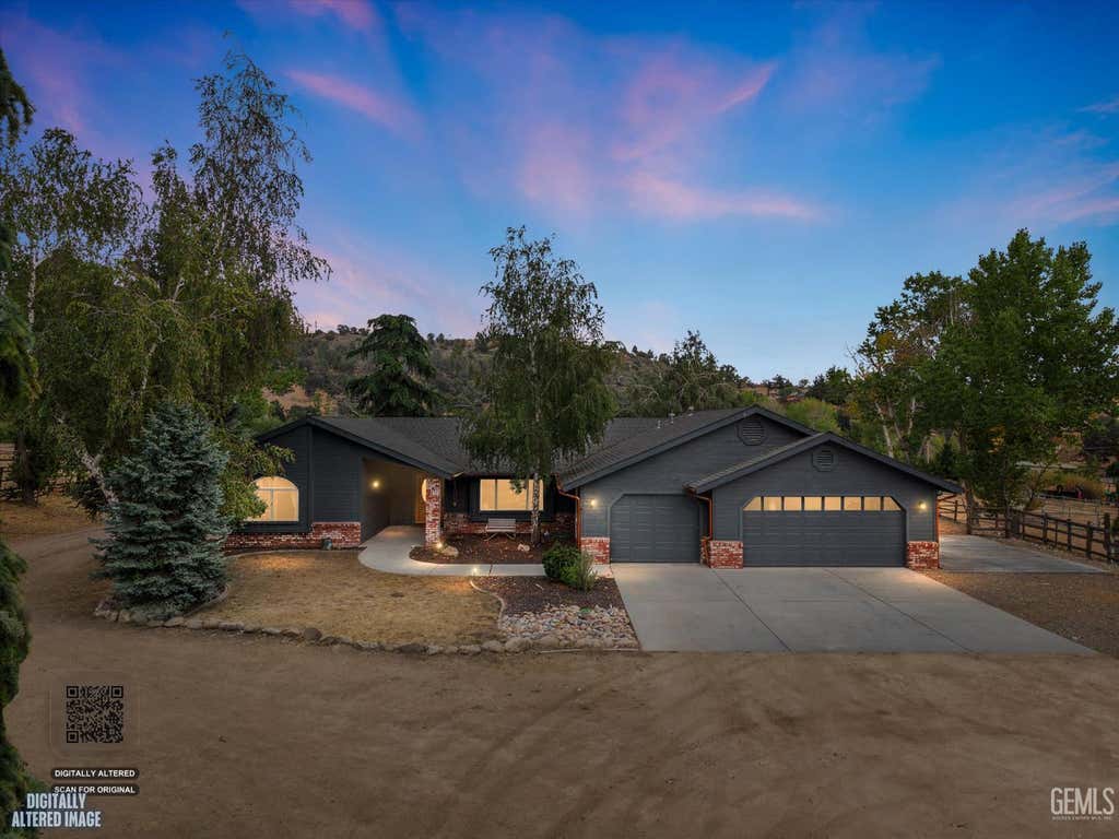 Photo of 26350 Bear Valley Road, Tehachapi, CA 93561 (MLS # 202608603)