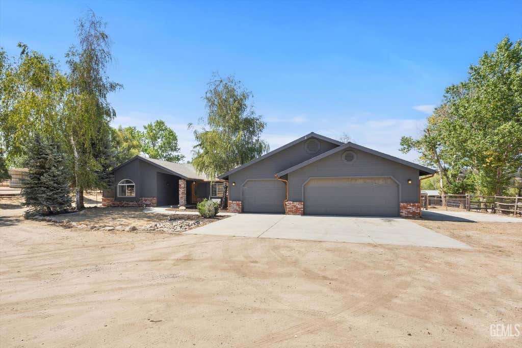 Photo of 26350 Bear Valley Road, Tehachapi, CA 93561 (MLS # 202608603)