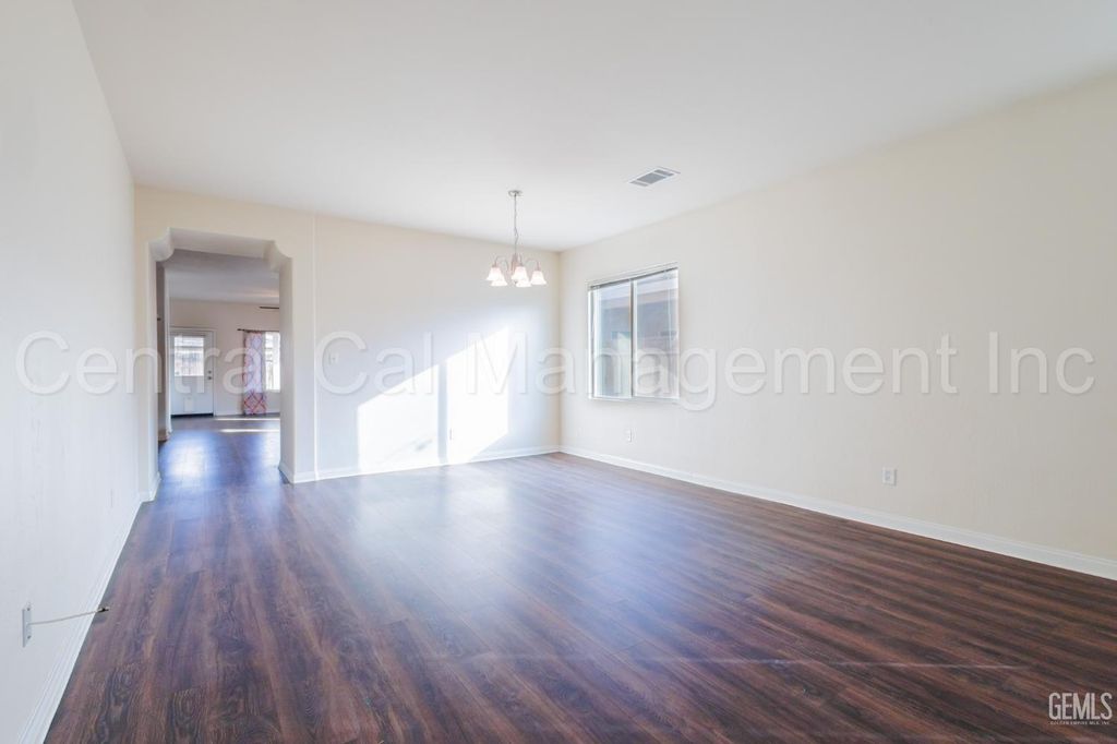 Photo of 2316 Macau Street, Bakersfield, CA 93313 (MLS # 202510656)