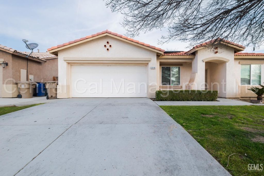 Photo of 2316 Macau Street, Bakersfield, CA 93313 (MLS # 202510656)