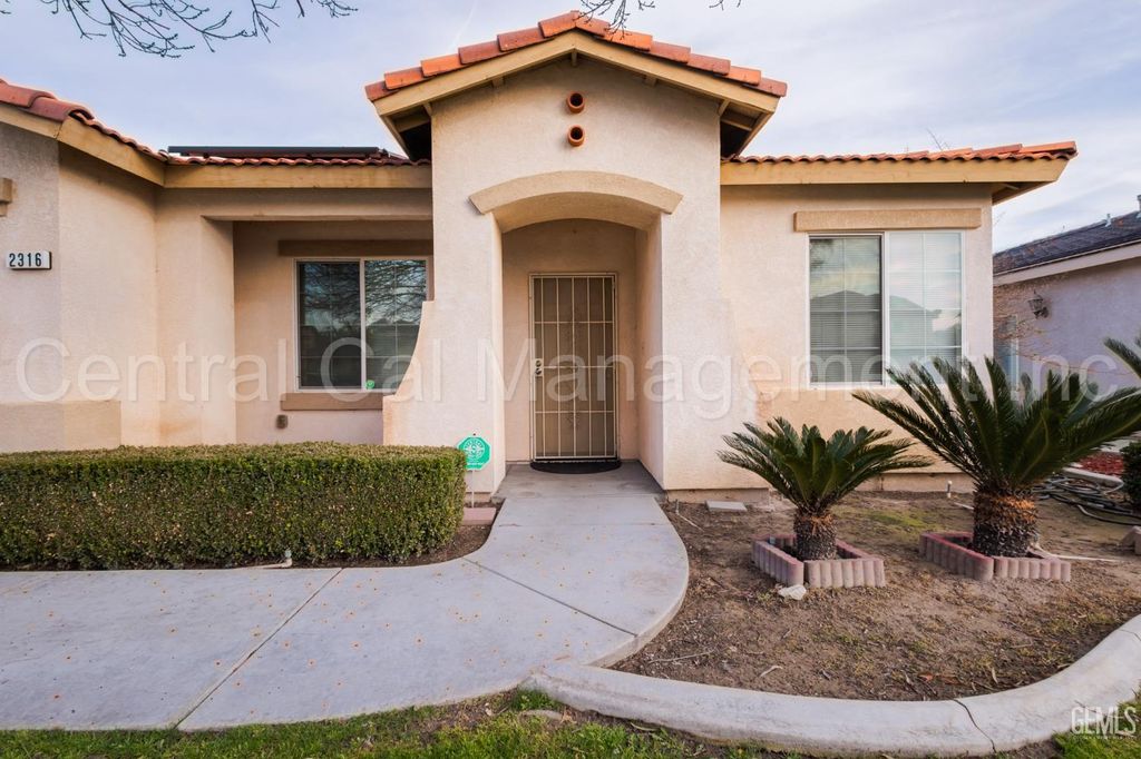 Photo of 2316 Macau Street, Bakersfield, CA 93313 (MLS # 202510656)