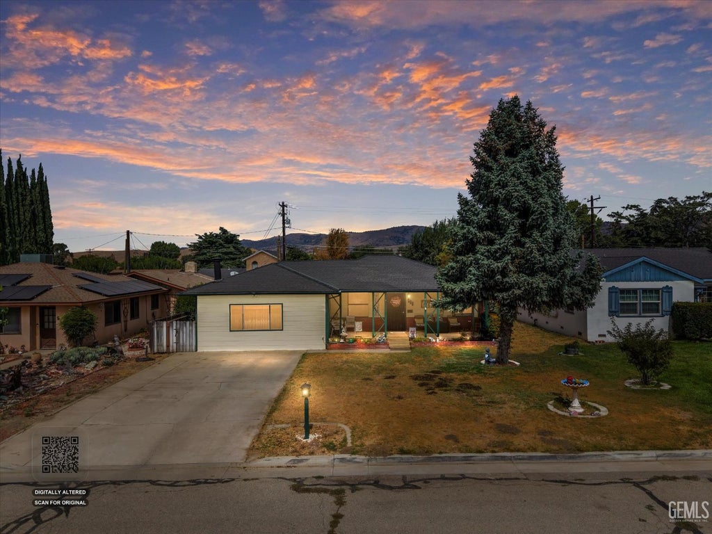 Photo of 209 W B Street, Tehachapi, CA 93561 (MLS # 202610416)