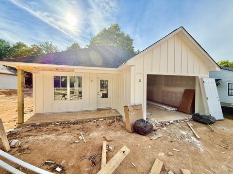 Photo of 706 Robindale, Tupelo, MS 38801 (MLS # 25-3059) Photo of 706 Robindale, Tupelo, MS 38801 (MLS # 25-3059)