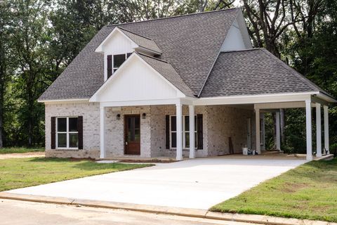 Photo of 393 Woodland Dr., New Albany, MS 38652 (MLS # 25-3080) Photo of 393 Woodland Dr., New Albany, MS 38652 (MLS # 25-3080)