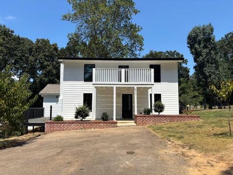Photo of 877 Pine Lake Dr., Batesville, MS 38606 (MLS # 25-2978) Photo of 877 Pine Lake Dr., Batesville, MS 38606 (MLS # 25-2978)