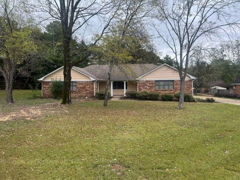 Photo of 106 Wildwood Cir, Tupelo, MS 38801 (MLS # 25-3782)