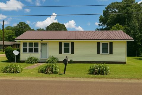 Photo of 768 Becky St., Grenada, MS 38901 (MLS # 25-2659) Photo of 768 Becky St., Grenada, MS 38901 (MLS # 25-2659)