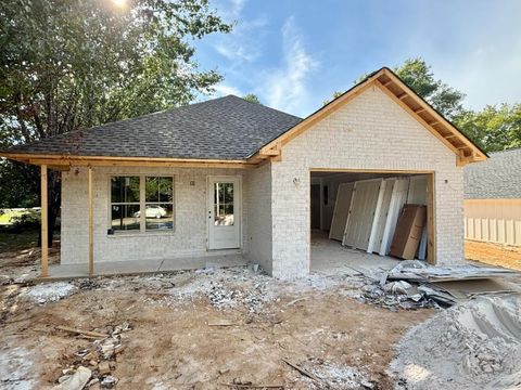 Photo of 708 Robindale Dr., Tupelo, MS 38801 (MLS # 25-3060) Photo of 708 Robindale Dr., Tupelo, MS 38801 (MLS # 25-3060)
