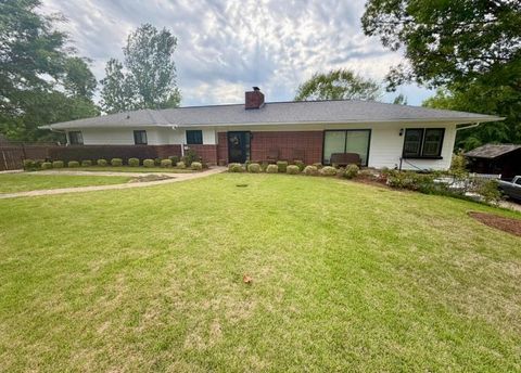 Photo of 918 Lynn Circle Cir, Tupelo, MS 38804 (MLS # 26-1498)