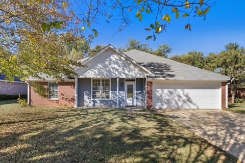 Photo of 2266 Crabapple Drive, Tupelo, MS 38801 (MLS # 25-3700)