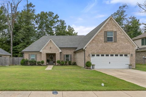 Photo of 184 River Run Dr., Tupelo, MS 38801 (MLS # 25-3070) Photo of 184 River Run Dr., Tupelo, MS 38801 (MLS # 25-3070)