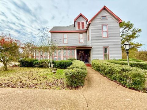 Photo of 435 N Jackson St, Houston, MS 38851 (MLS # 25-4200)