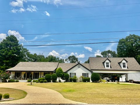 Photo of 1996 Oakview Drive, Tupelo, MS 38804 (MLS # 25-2535)