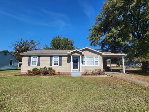 Photo of 1009 Poplar St, Amory, MS 38821 (MLS # 25-4211)