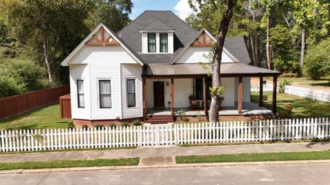Photo of 203 Alabama St., New Albany, MS 38652 (MLS # 25-3100) Photo of 203 Alabama St., New Albany, MS 38652 (MLS # 25-3100)