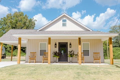 Photo of 134 South College St., Pontotoc, MS 38863 (MLS # 25-3273)