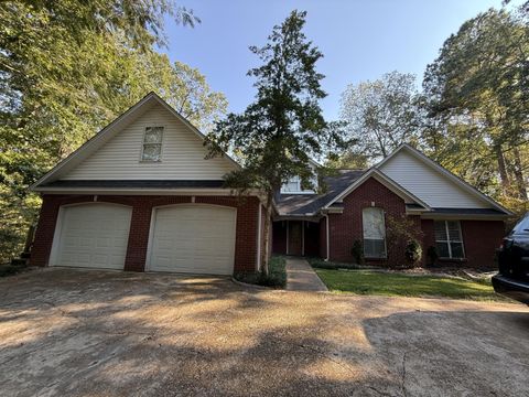 Photo of 2405 Windsor Place, Tupelo, MS 38804 (MLS # 25-3324)