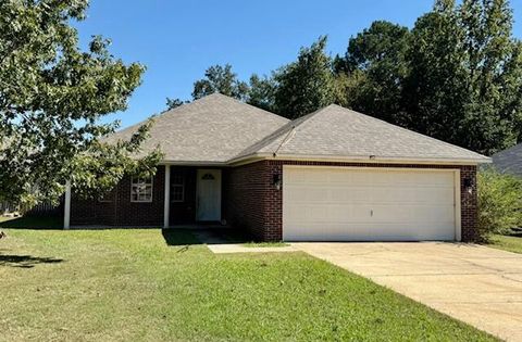 Photo of 106 PALM TREE LANE, Saltillo, MS 38866 (MLS # 25-3605)