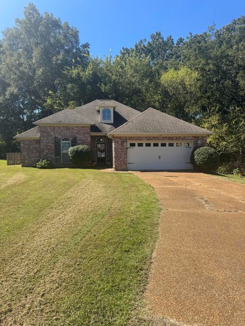 Photo of 118 Autumnwood, Batesville, MS 38606 (MLS # 25-3572)