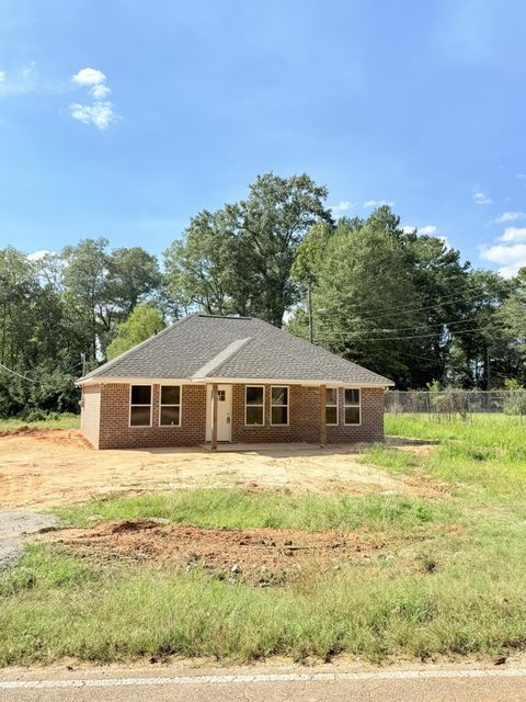 Photo of 132 State Park Road, Plantersville, MS 38862 (MLS # 25-3471)