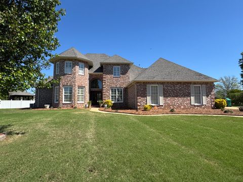 Photo of 2624 Honeysuckle Lane Ln, Tupelo, MS 38801 (MLS # 26-1202)