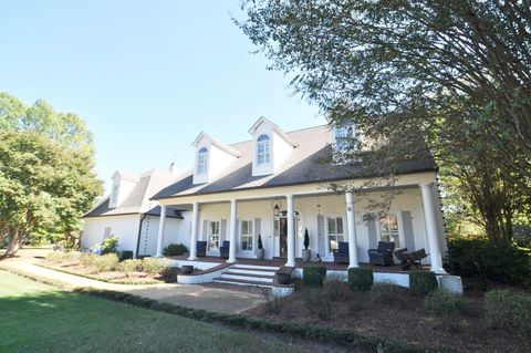 Photo of 1003 Charleston Blvd, Tupelo, MS 38801 (MLS # 25-3602)