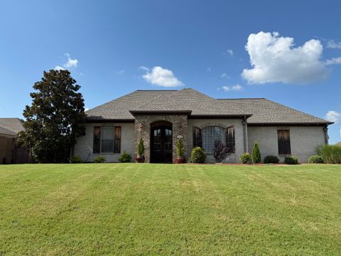Photo of 1612 Oak Leaf Ln., Tupelo, MS 38826 (MLS # 25-2584) Photo of 1612 Oak Leaf Ln., Tupelo, MS 38826 (MLS # 25-2584)