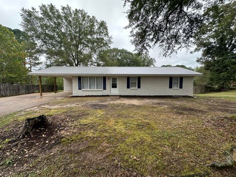 Photo of 1909 Indian Creek Road, Iuka, MS 38852 (MLS # 25-3411)