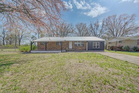 Photo of 1608 Meadows Dr., Corinth, MS 38834 (MLS # 26-1045)