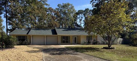 Photo of 105 Yosemite Circle Cir, Tupelo, MS 38801 (MLS # 25-3911)