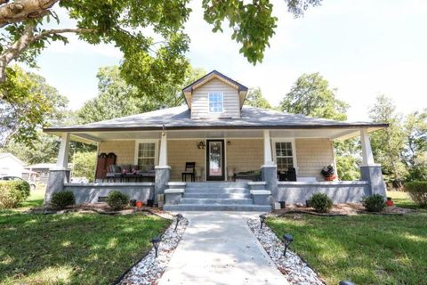 Photo of 302 W 5th, Iuka, MS 38852 (MLS # 25-3048) Photo of 302 W 5th, Iuka, MS 38852 (MLS # 25-3048)