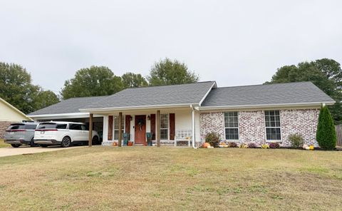 Photo of 404 Glenhaven Dr, New Albany, MS 38652 (MLS # 25-3780)