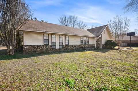 Photo of 2404 Crestwood Dr., Tupelo, MS 38801 (MLS # 26-408)