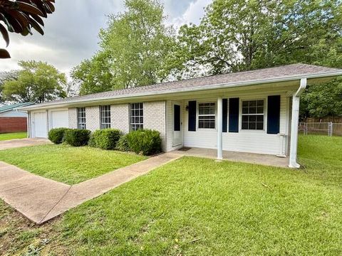 Photo of 1204 Beauregard St., Tupelo, MS 38801 (MLS # 25-2606) Photo of 1204 Beauregard St., Tupelo, MS 38801 (MLS # 25-2606)